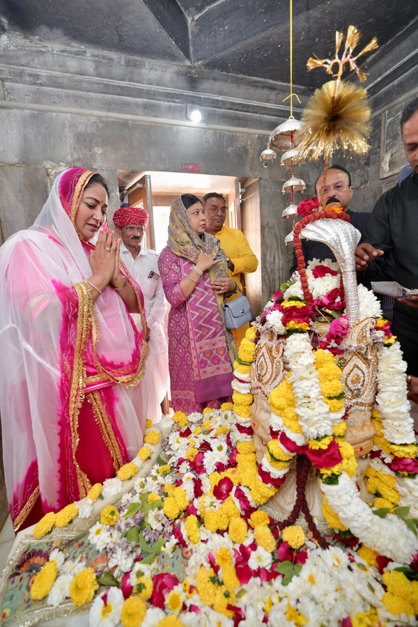 CM Gupta Offers Prayers at Udaipur Temple for Mahashivratri.webp