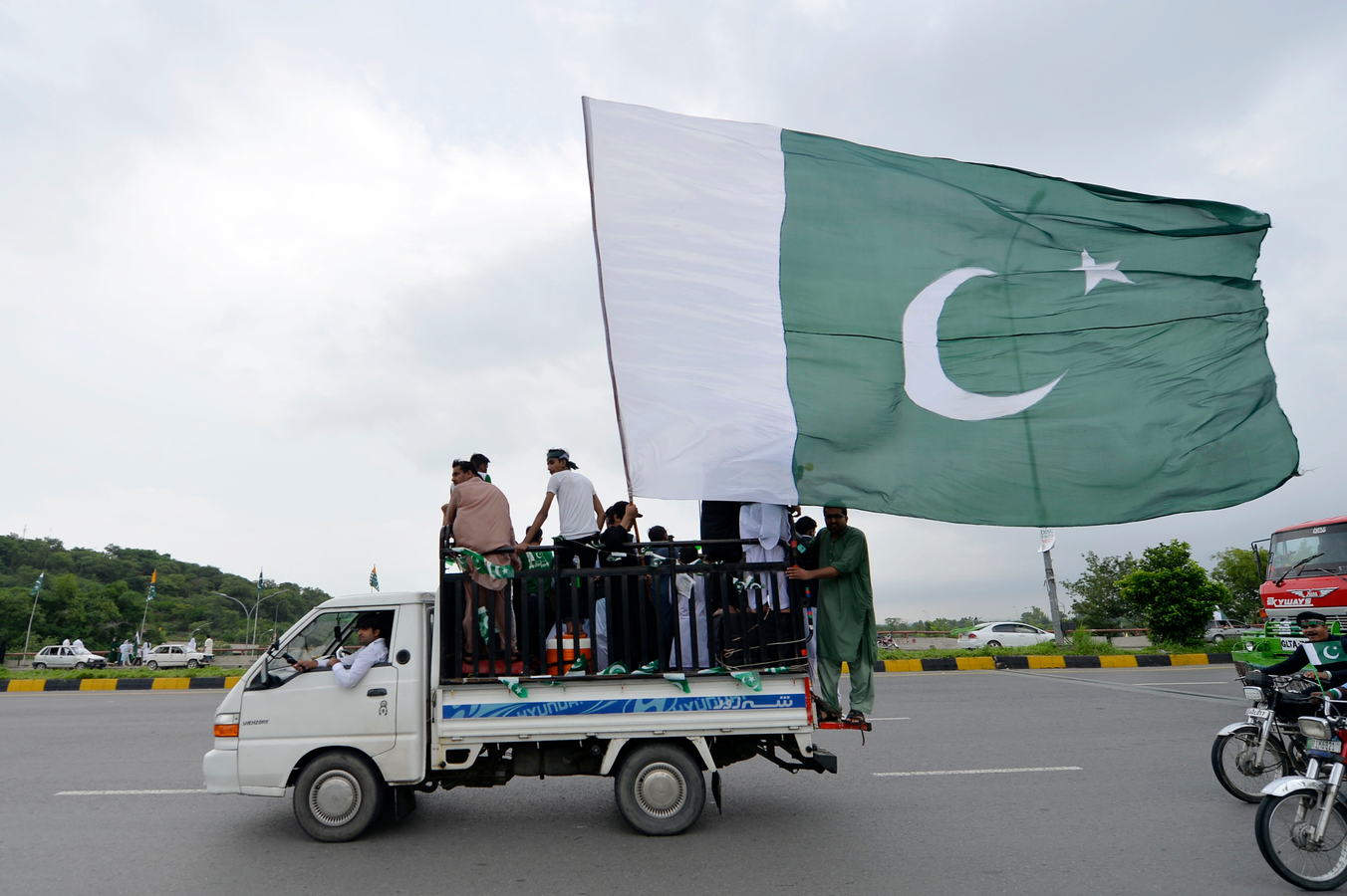 Report: Political Reform Essential for Pakistan's Economic Recovery.webp