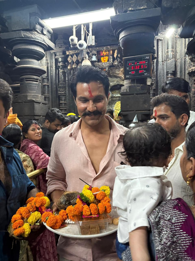 Actor Randeep Hooda Seeks Blessings Before 'Eetha' Wrap and Parenthood.webp