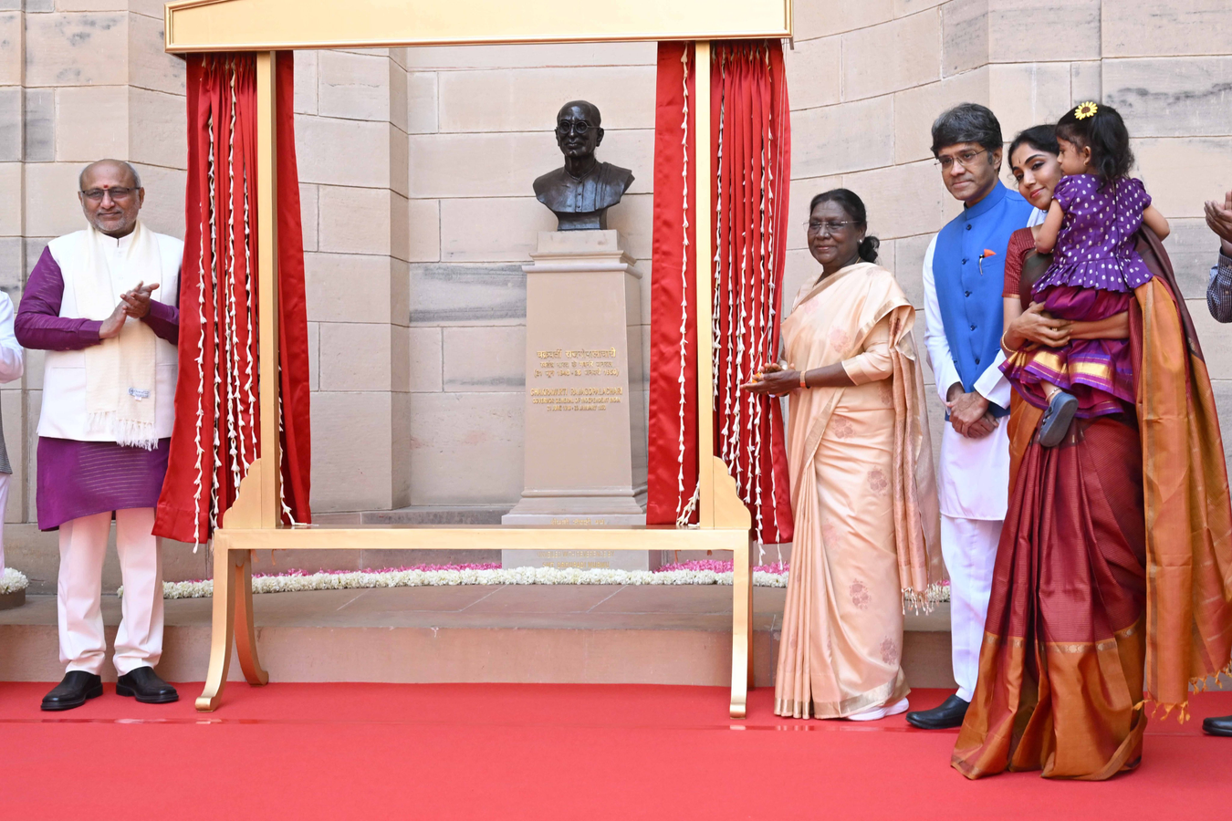 President Murmu Unveils Rajagopalachari Bust at Rashtrapati Bhavan.webp President Murmu Unveils Rajagopalachari Bust at Rashtrapati Bhavan.webp