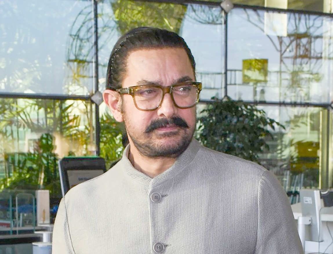 Arijit Singh's Film Retirement: Aamir Khan Visits to Persuade.webp