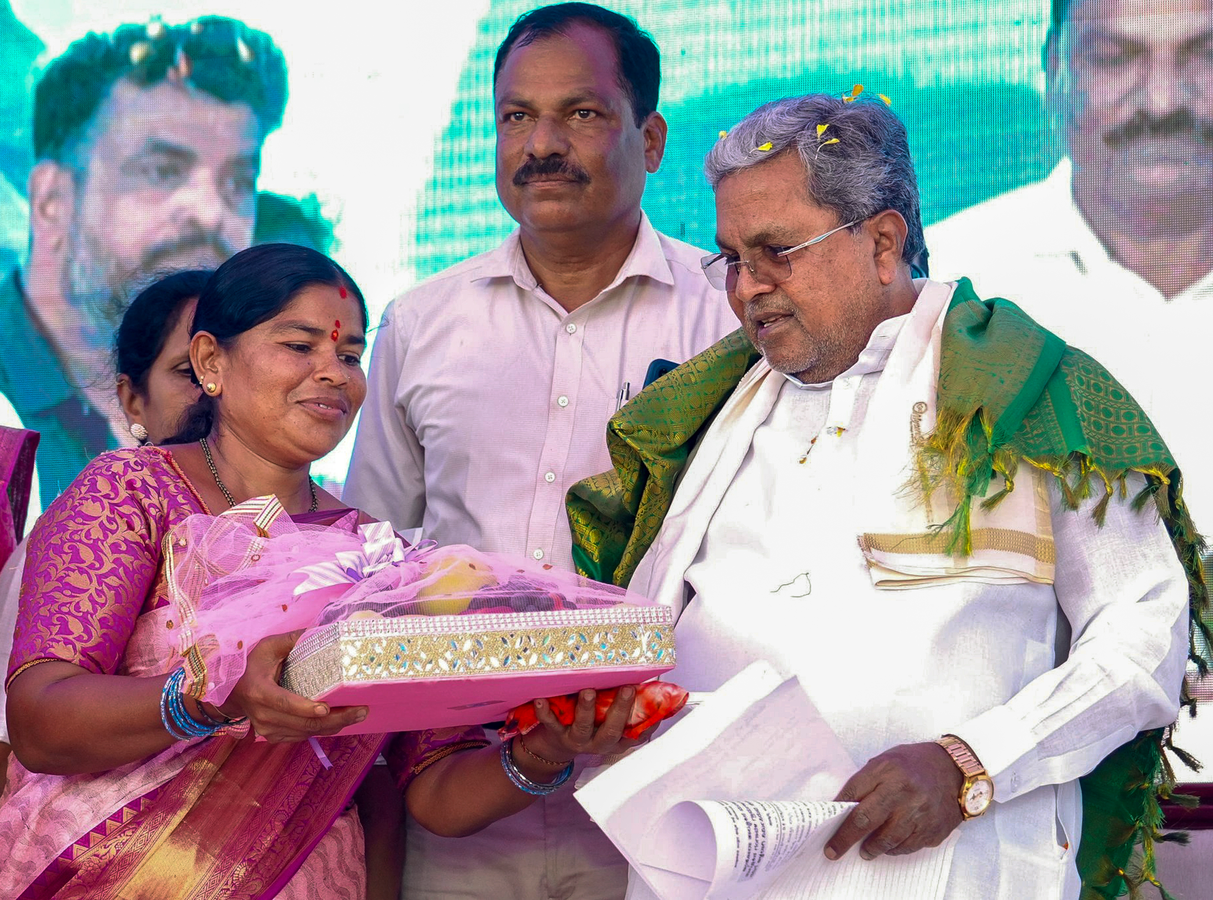 Karnataka Examines Restrictions on Student Mobile Use.webp