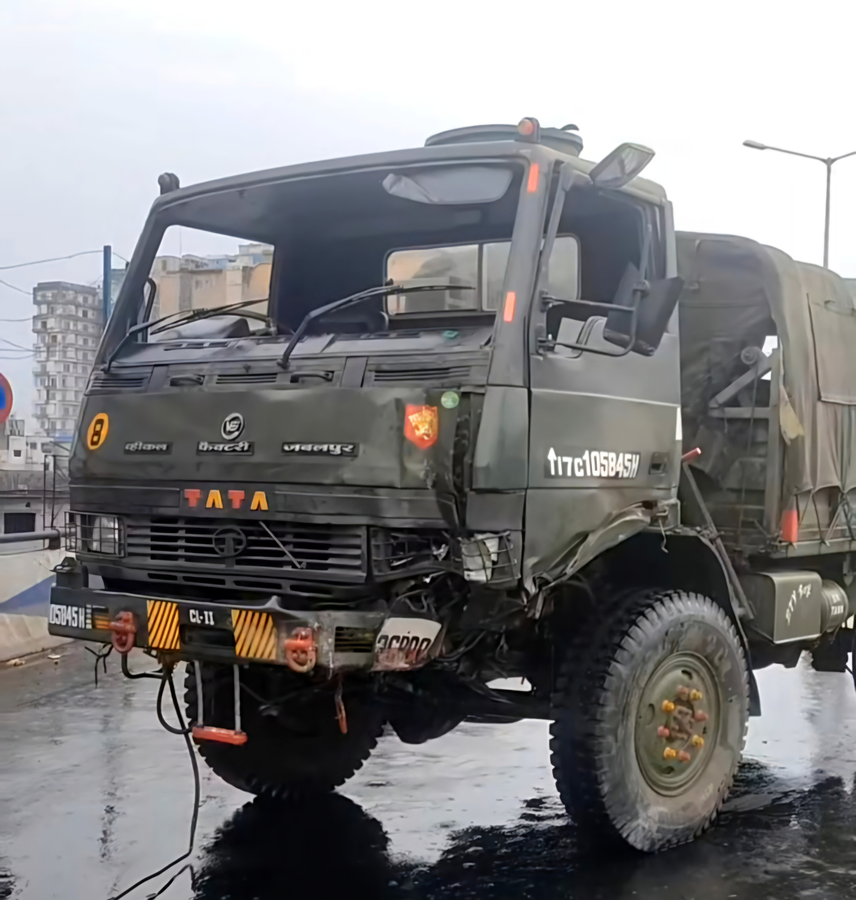 Army Truck Overturns on Kolkata Flyover, Injuring Two Soldiers.webp