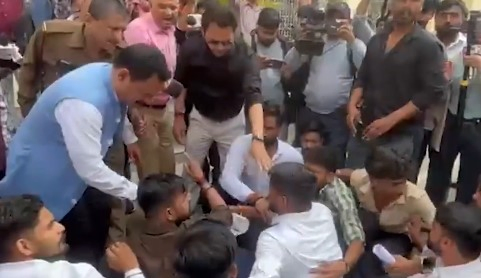 ABVP Students Detained During Hanuman Chalisa Attempt at Lucknow University.webp ABVP Students Detained During Hanuman Chalisa Attempt at Lucknow University.webp