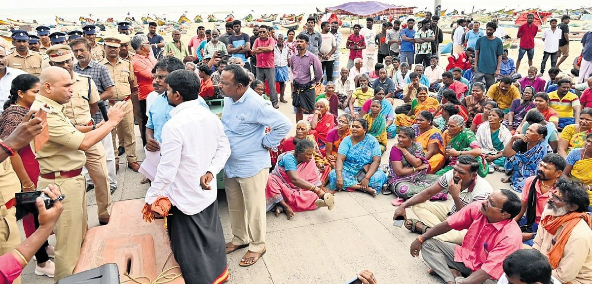 Chennai Fishermen Prepare Human Chain Protest Against Beach Projects.webp