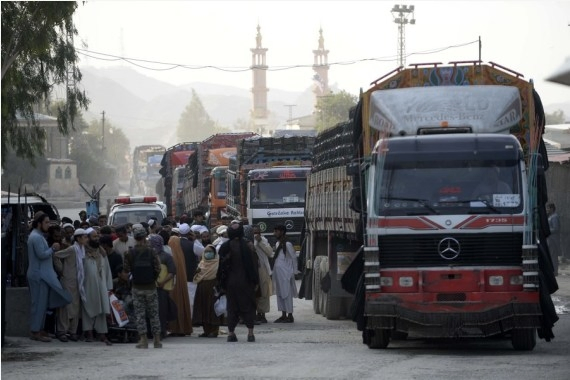 Pakistan's Exports to Afghanistan Plummet Amid Border Closures.webp