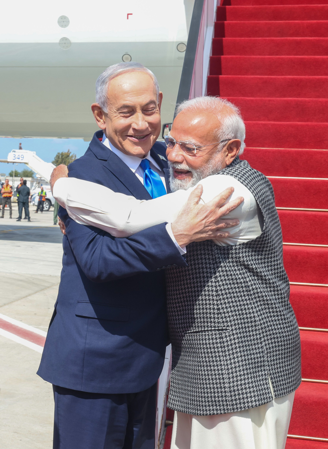 Netanyahu Describes Modi's 'Modi Hug' as a Special Connection.webp