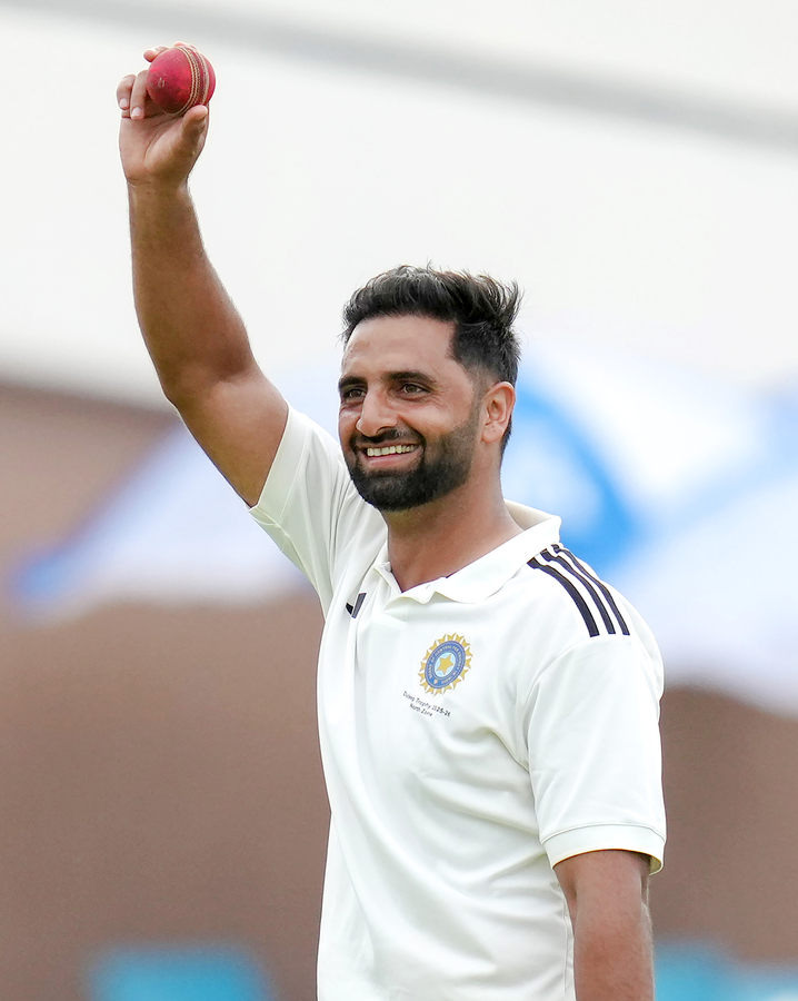 Ranji Trophy Final: Dinesh Karthik Praises Auqib Nabi's 'Champion' Performance.webp
