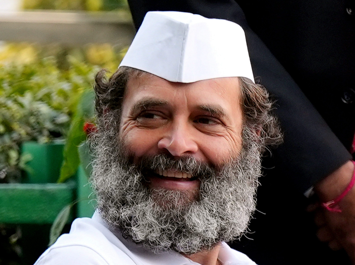 Rahul Gandhi Shares Lighthearted Moment with Priyanka in Wayanad.webp