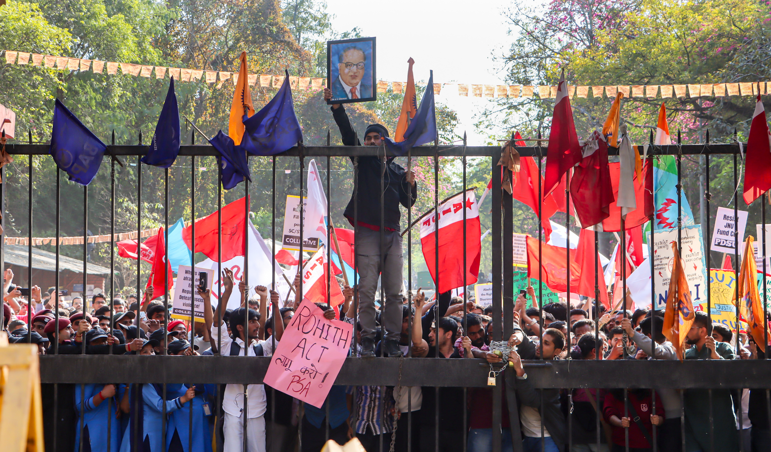 JNU Students Protest UGC, Grants Policy; Police Clash Reported.webp