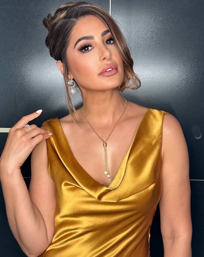 Darts Game Turns Unexpectedly Painful for Nargis Fakhri.webp