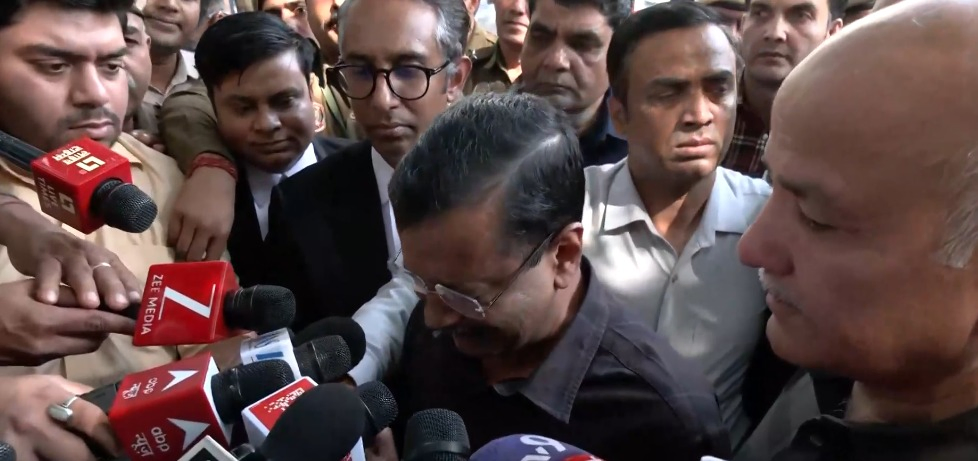 Kejriwal, Sisodia Console Each Other After Court Discharge.webp Kejriwal, Sisodia Console Each Other After Court Discharge.webp