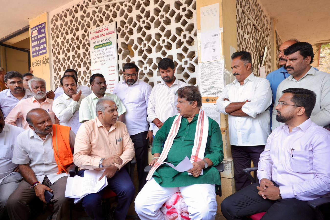 Karnataka BJP Claims Development Neglect Amidst Siddaramaiah-Shivakumar Dispute.webp Karnataka BJP Claims Development Neglect Amidst Siddaramaiah-Shivakumar Dispute.webp