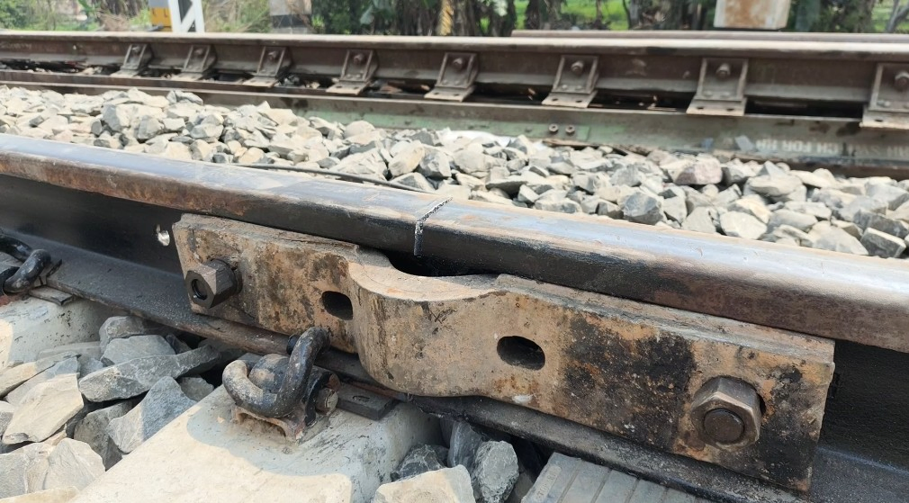 Train Averted Disaster in Bihar After Track Fracture.webp