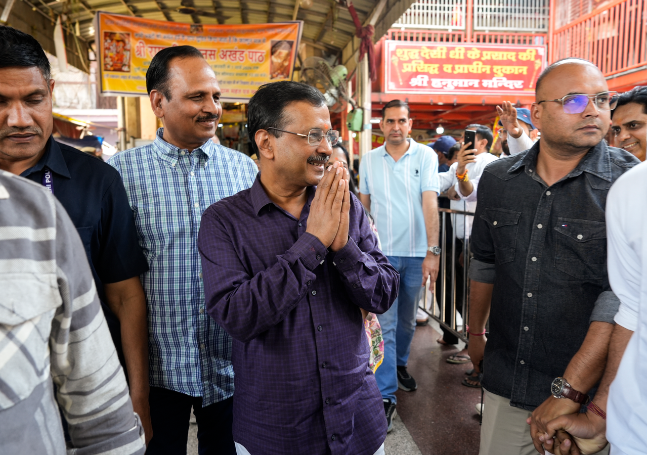Kejriwal Visits Hanuman Mandir Following Excise Case Acquittal