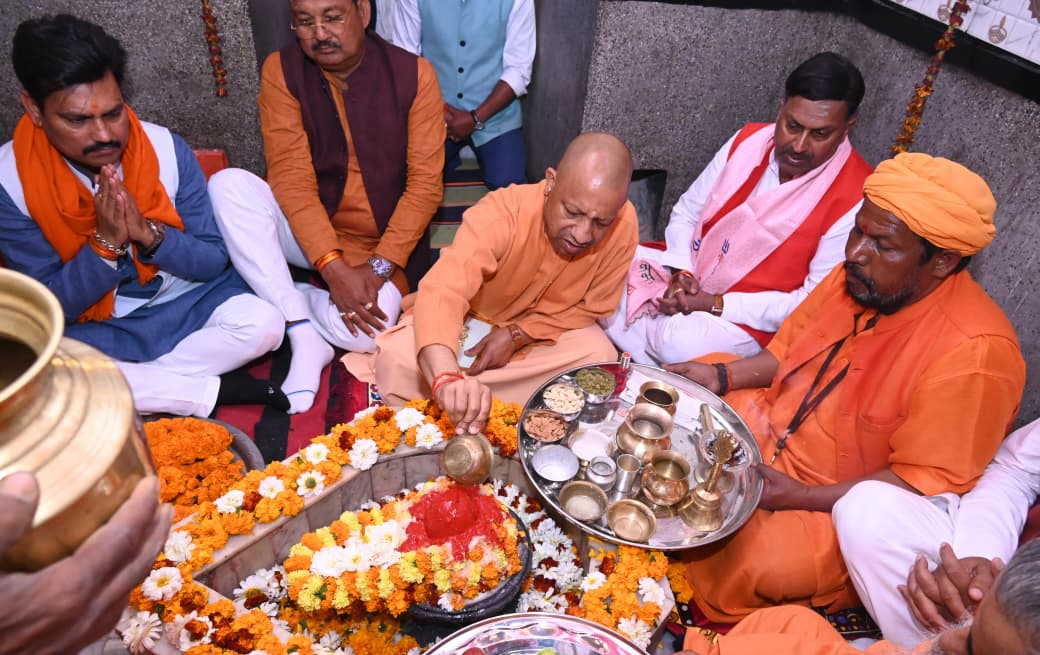 Mahashivratri Rituals: Yogi Adityanath Seeks Well-being for Gorakhpur.webp