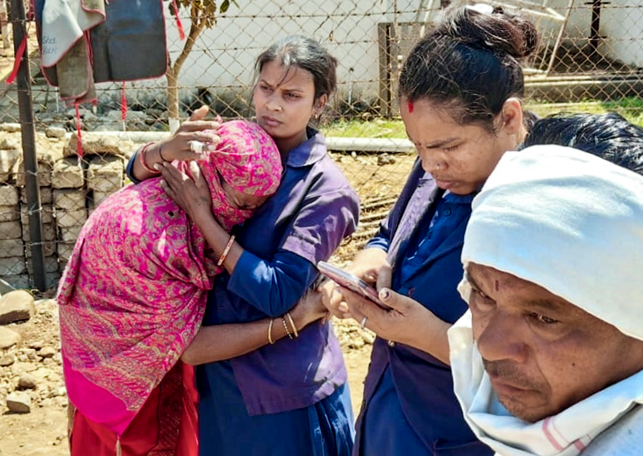 Mother Mourns Daughter's Death in Nagpur Blast.webp