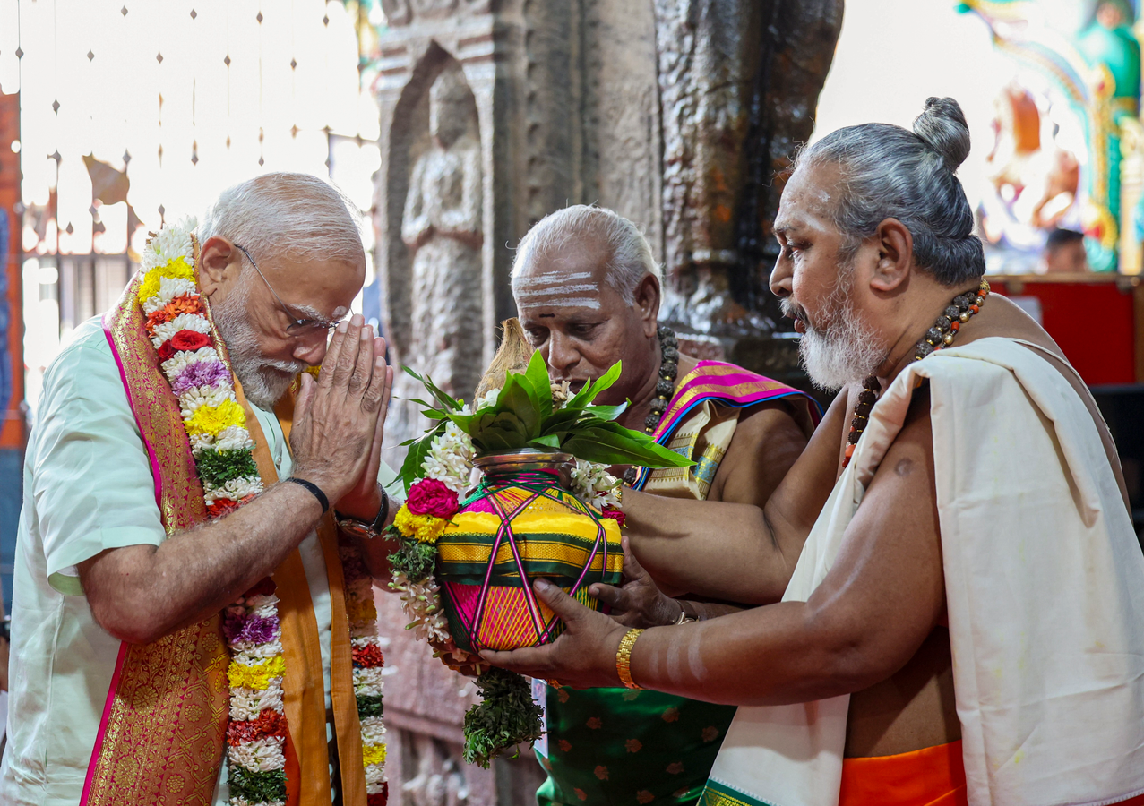 Temple Visit Highlights Blessings Sought for Peace and Prosperity.webp