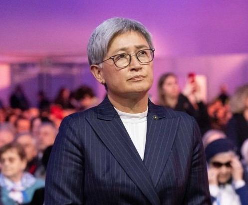 Government Advises Australians to Avoid Middle East Amidst Regional Conflict.webp