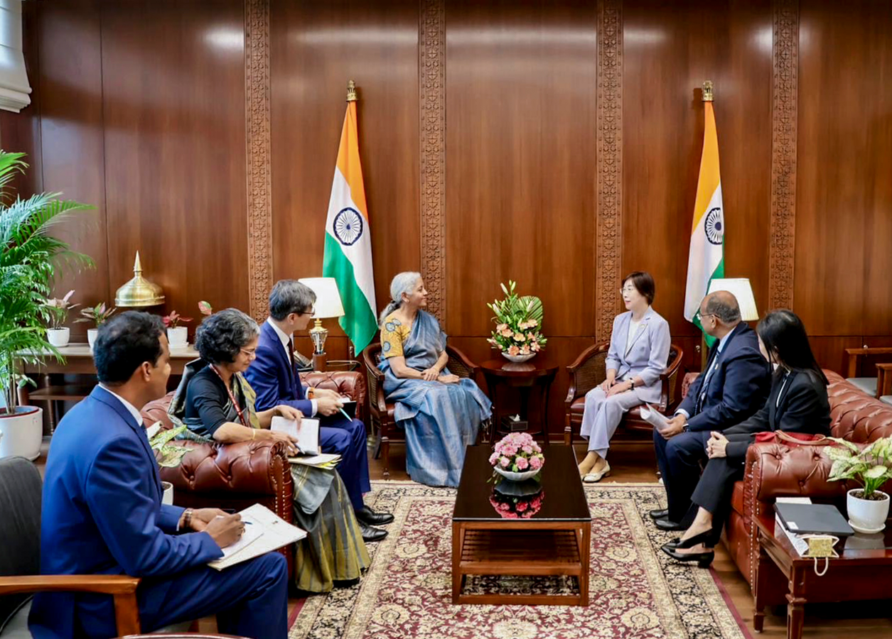 Finance Minister Meets AIIB President to Expand Investment Focus.webp