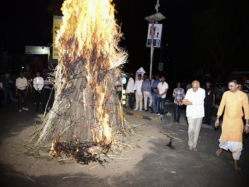 Chief Minister Highlights Environmental Awareness at Holi Celebration.webp