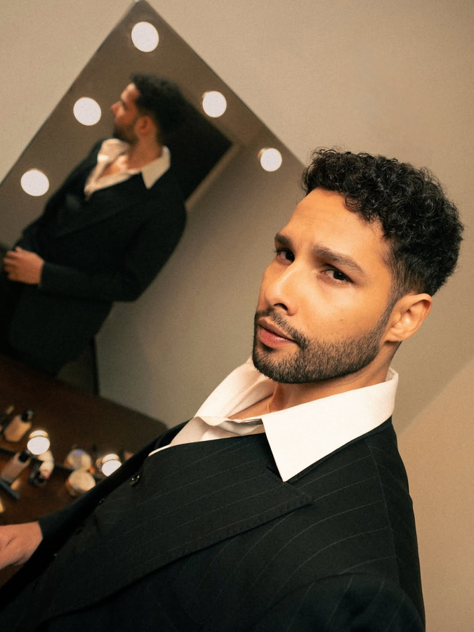 Siddhant Chaturvedi Recalls Childhood Stage Performances at Zee Cine Awards.webp