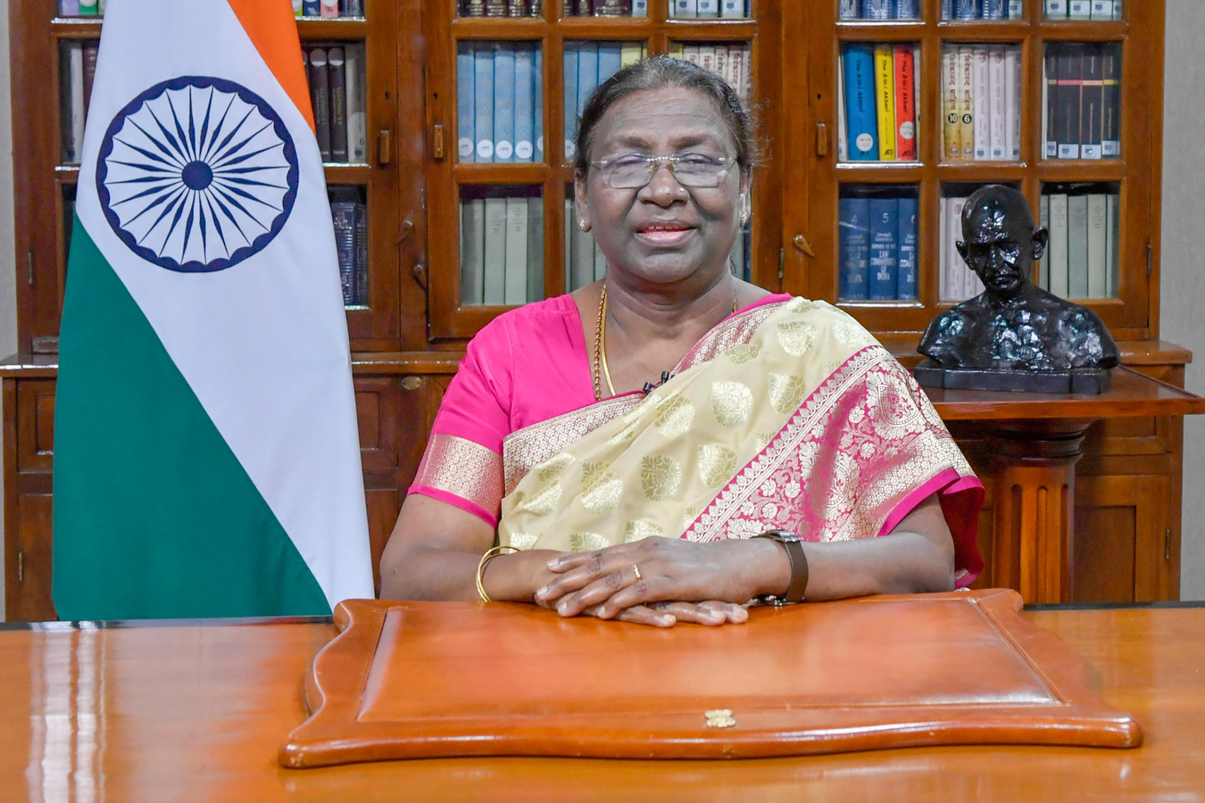 President Murmu Highlights Social Cohesion on Holi Eve.webp