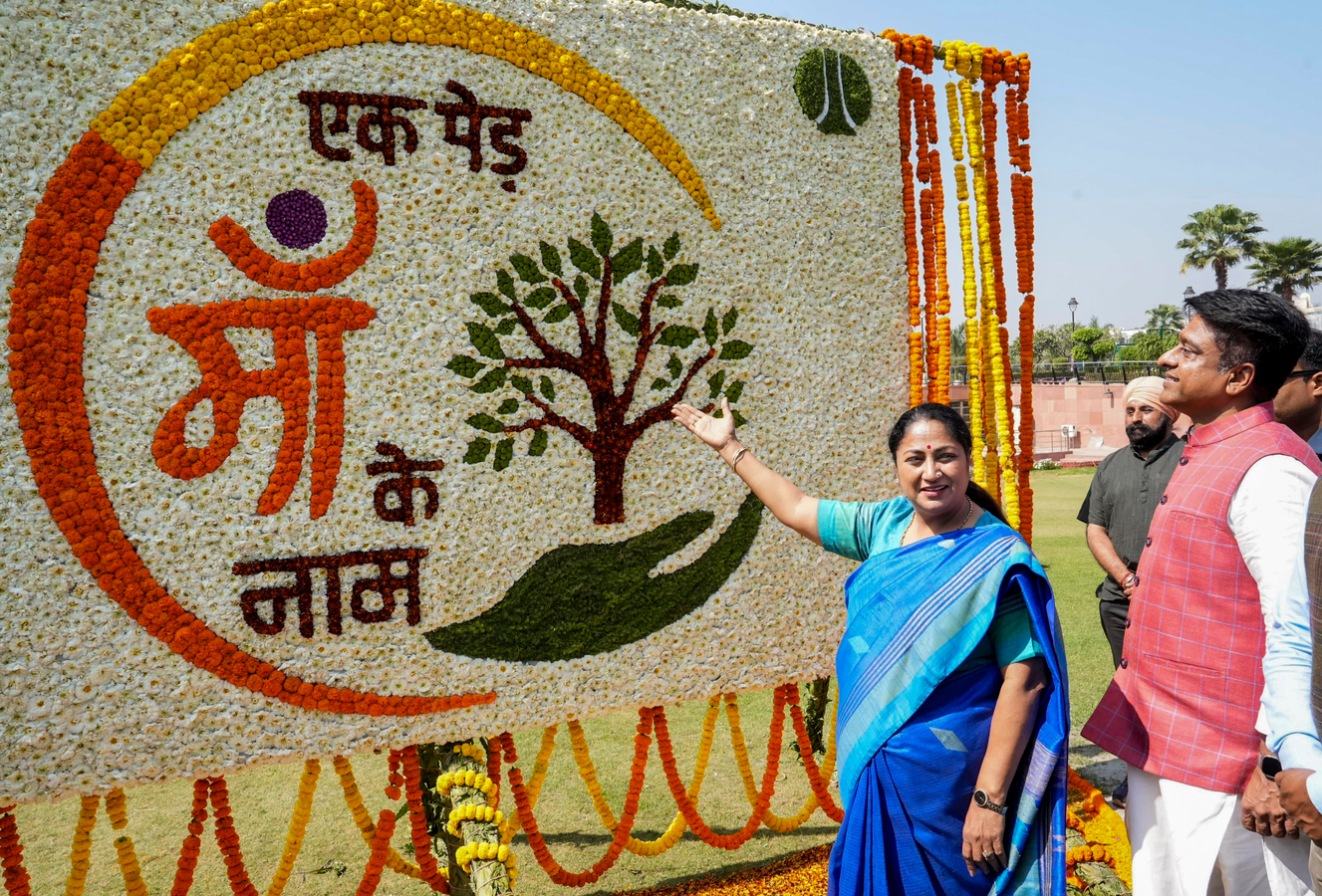 Connaught Place Blooms: CM Gupta Inaugurates New Delhi Flower Festival.webp