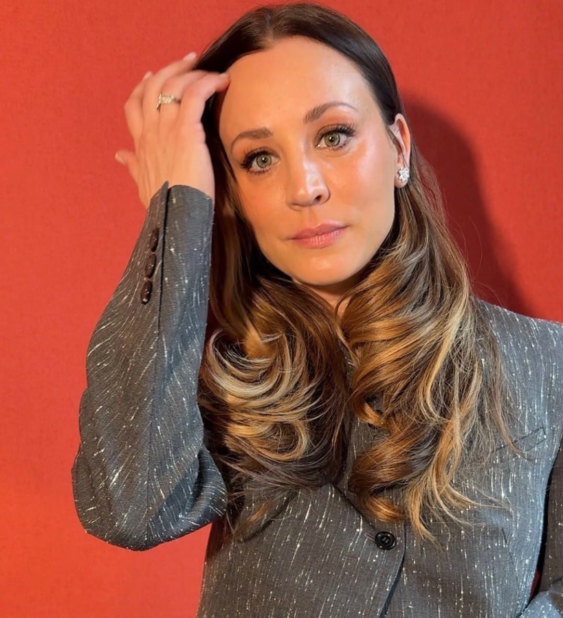 Dolly Parton Biopic Talks: Cuoco and Seyfried Share Interest.webp