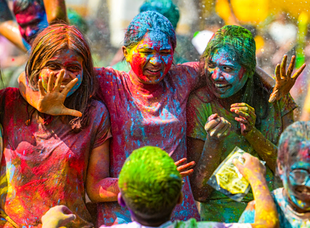 Across India, Chief Ministers Celebrate Holi with Messages of Prosperity and Social Unity