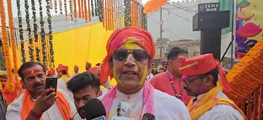 Ravi Kishan, Yogi Adityanath Urge Peaceful Holi Celebrations.webp