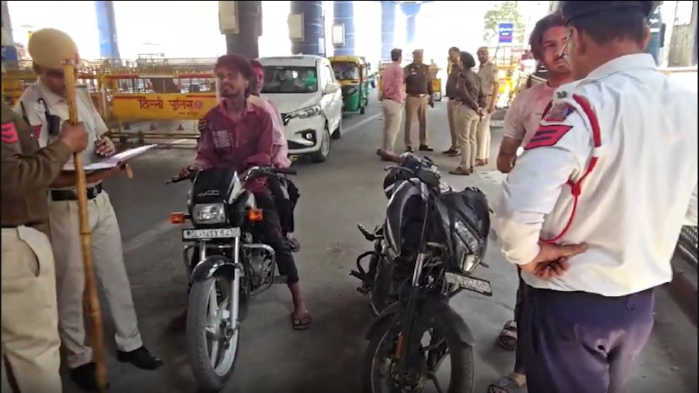 Holi Celebrations in Delhi: Police Ensure Peaceful Festivities.webp Holi Celebrations in Delhi: Police Ensure Peaceful Festivities.webp