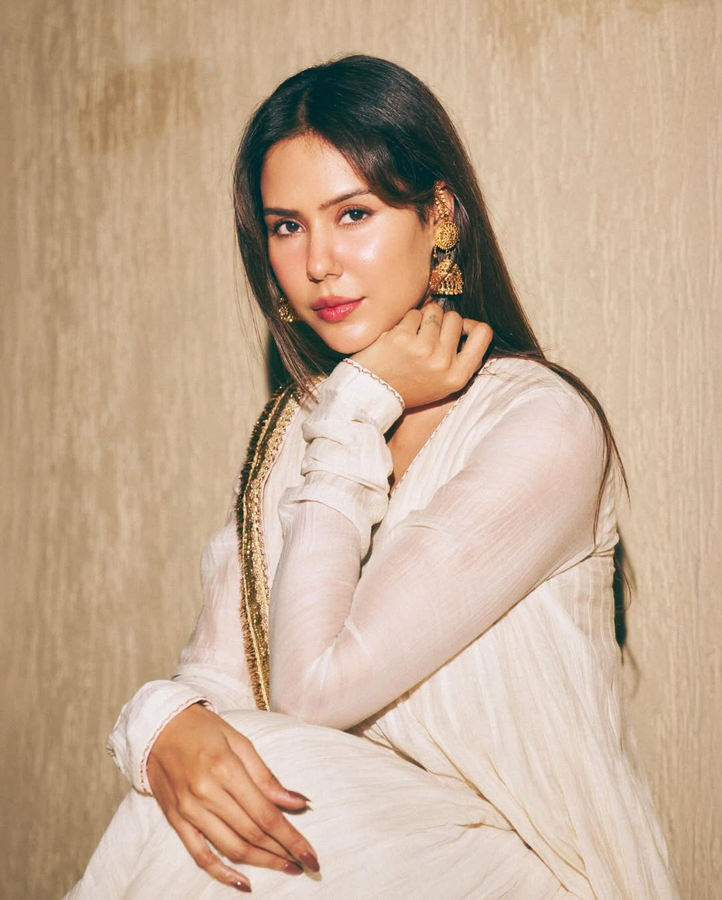 Nerves and Gratitude: Sonam Bajwa Shares Her Award Show Experience.webp Nerves and Gratitude: Sonam Bajwa Shares Her Award Show Experience.webp