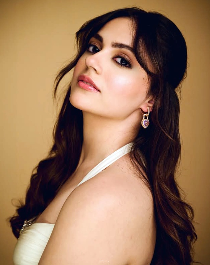 Zee Cine Awards: Aneet Padda's Emotional Acceptance Speech.webp