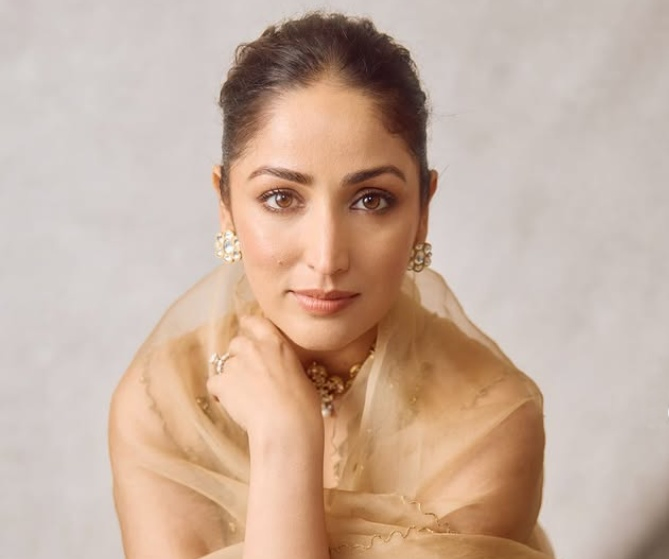 Actress Yami Gautam Clarifies 'Accidental Like' in Kriti Sanon Row.webp