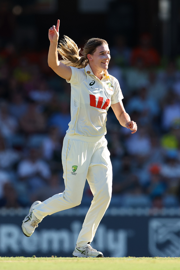 Sutherland and Hamilton Shine as Australia Dominates India.webp