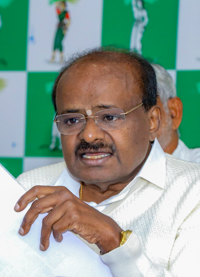 Kumaraswamy Criticizes Karnataka Budget, Citing Economic Disarray.webp