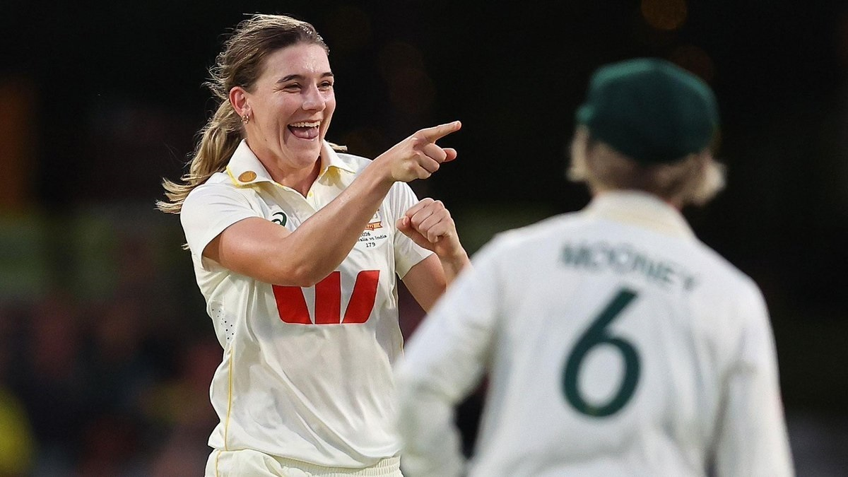 Pink-Ball Brilliance: Australia's Strong Start Against India.webp