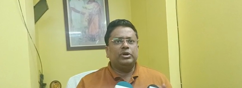 Allegations of Trinamool Influence Lead to ECI Suspension.webp