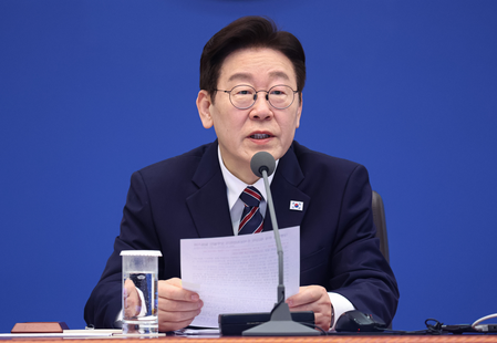 Poll: Lee Jae Myung's Approval Rating Climbs Due to Market Stability Push.webp