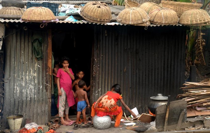 Rising Gas Prices and Food Costs Worry Dhaka Residents Ahead of Ramadan.webp