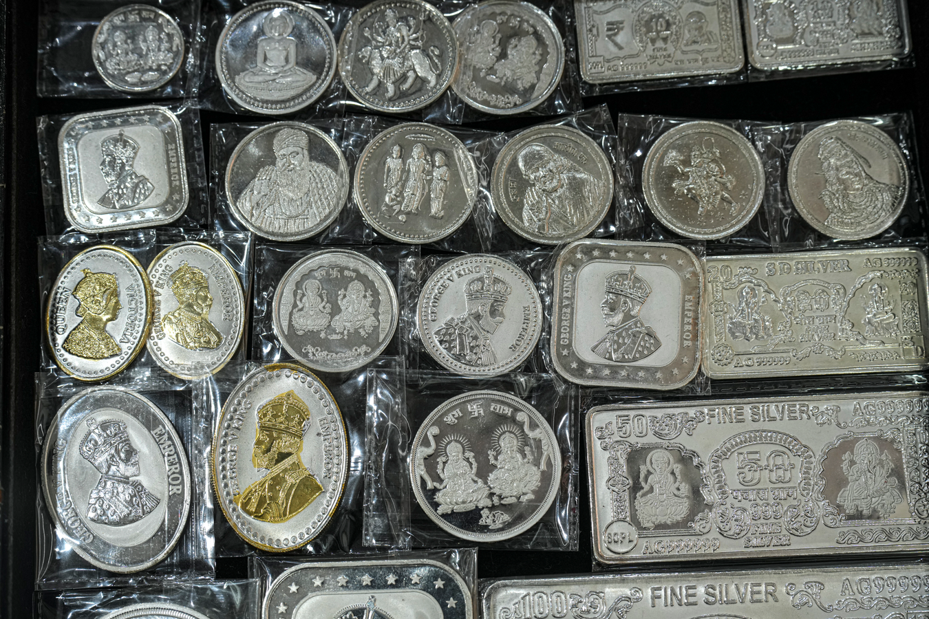 Metal Market Update: Silver Drops, Gold Gains – Analyst Insights.webp
