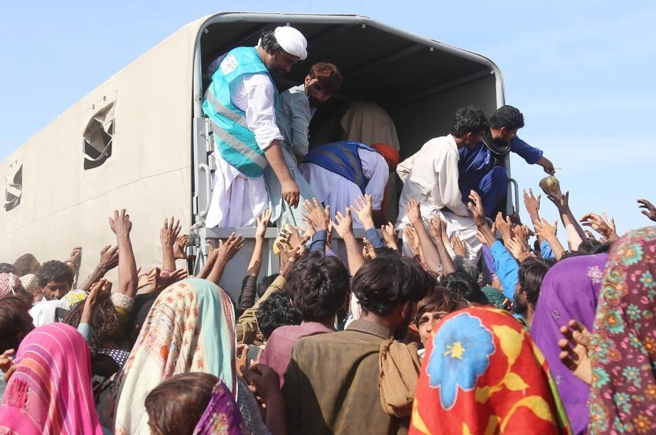 Report Highlights Poverty, Inequality, and Economic Challenges in Pakistan.webp