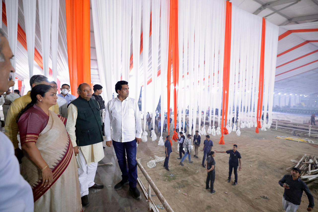 CM Gupta Unveils Metro Projects Ahead of Modi Inauguration.webp