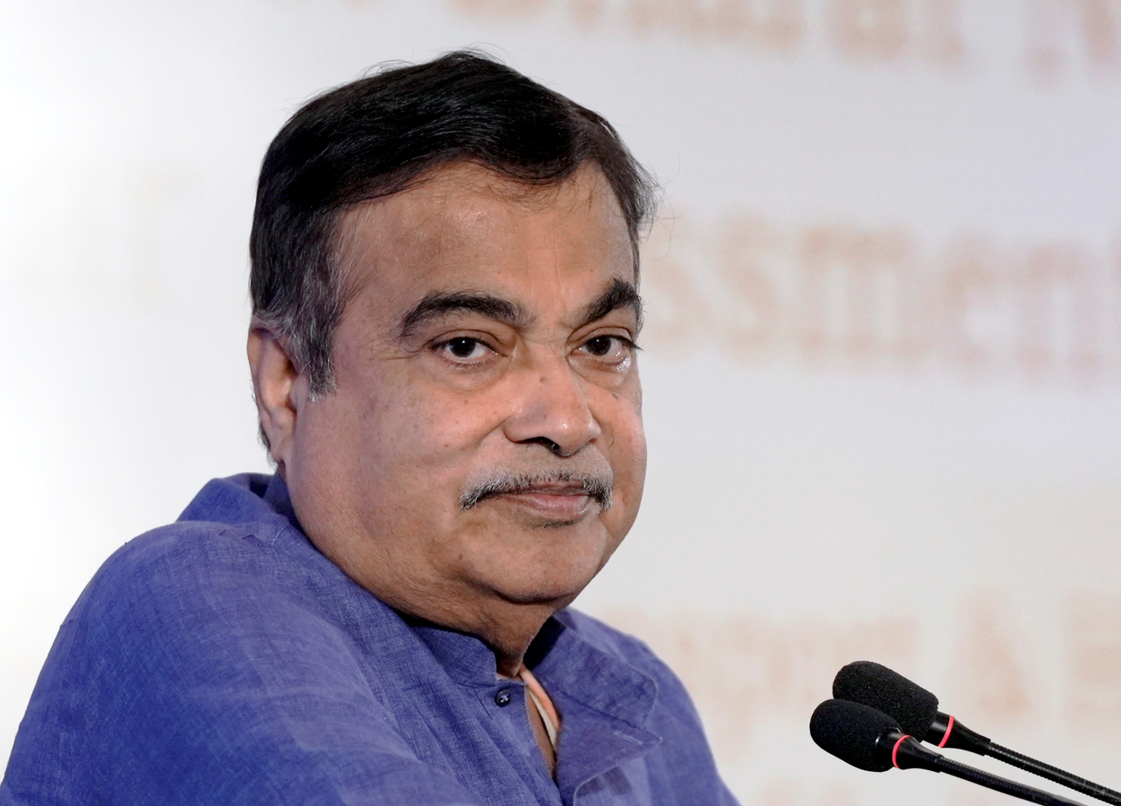 Gadkari Praises Savarkar's Patriotism and Hindutva Perspective.webp