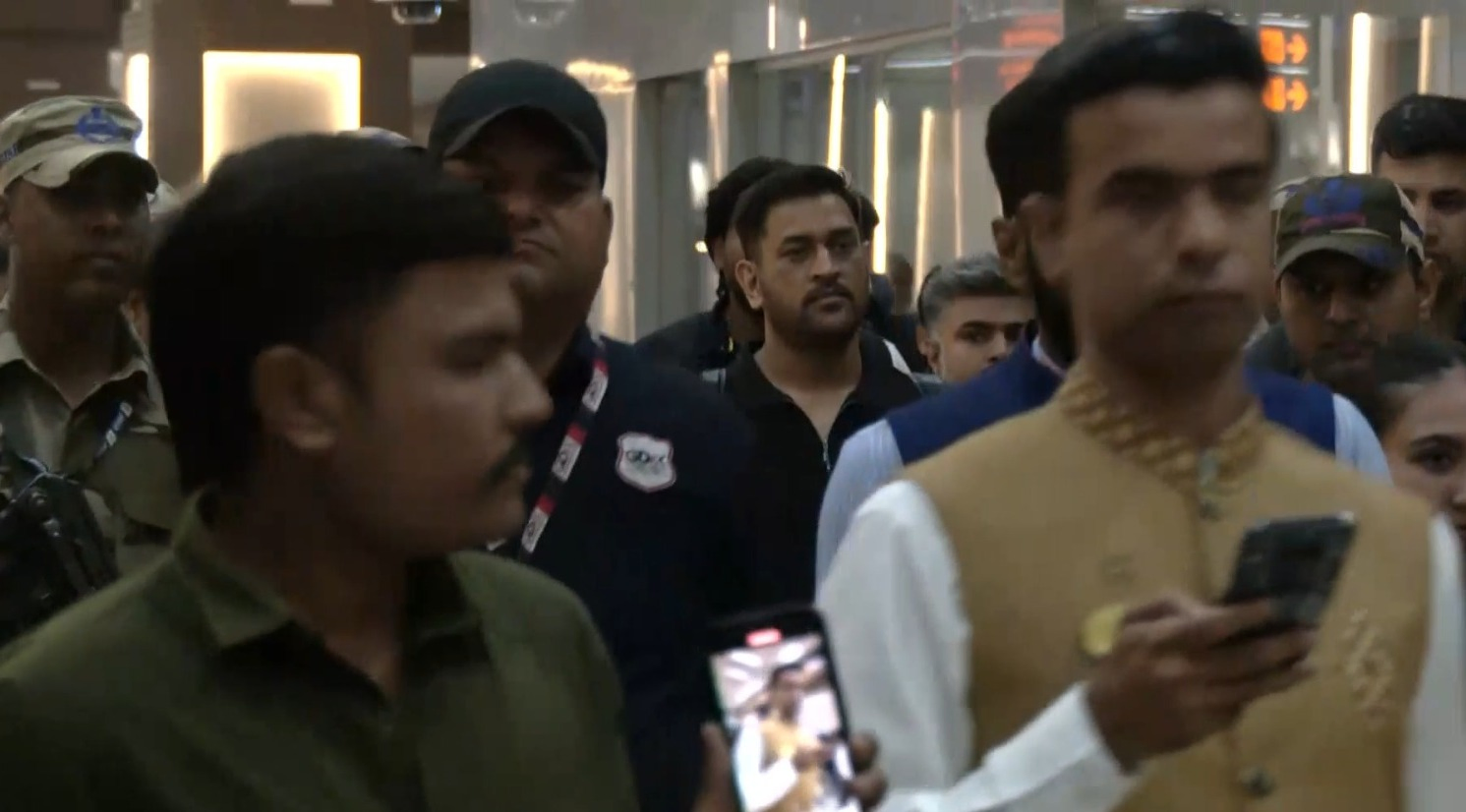 Dhoni Arrives in Ahmedabad Ahead of India-New Zealand T20 World Cup Final.webp