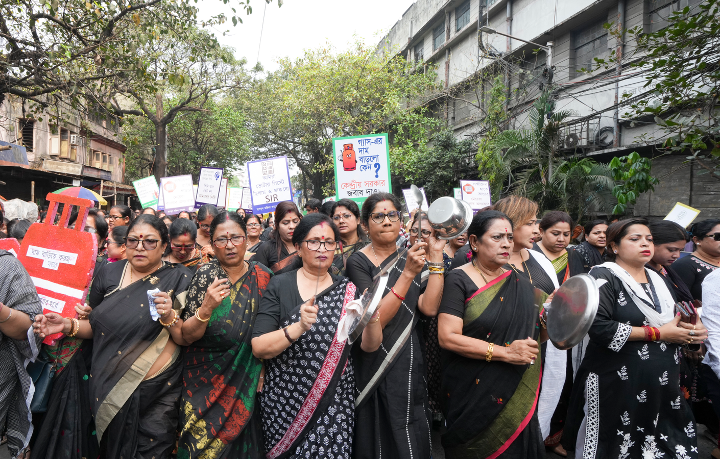 Kolkata: TMC Activists March Against Rising LPG Costs.webp