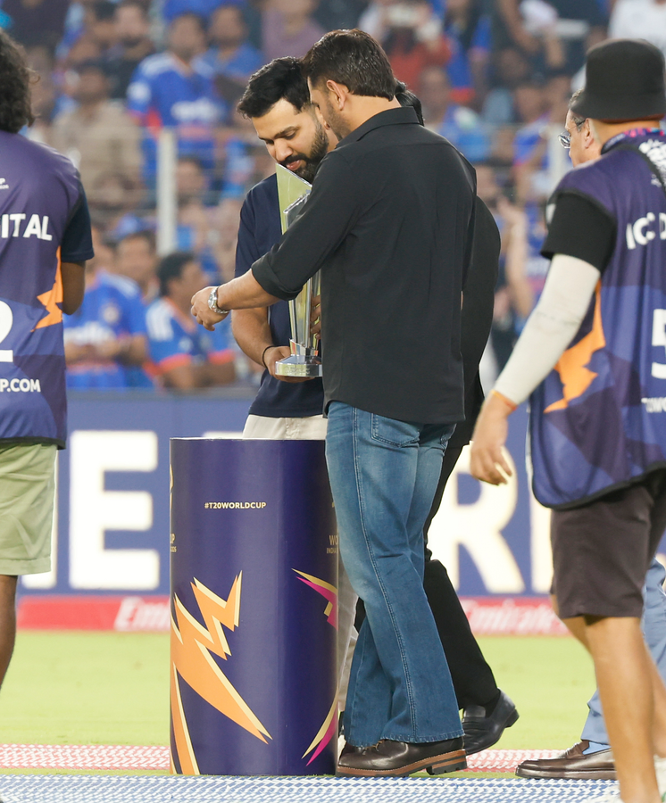 Dhoni and Rohit Present T20 World Cup Trophy in Ahmedabad