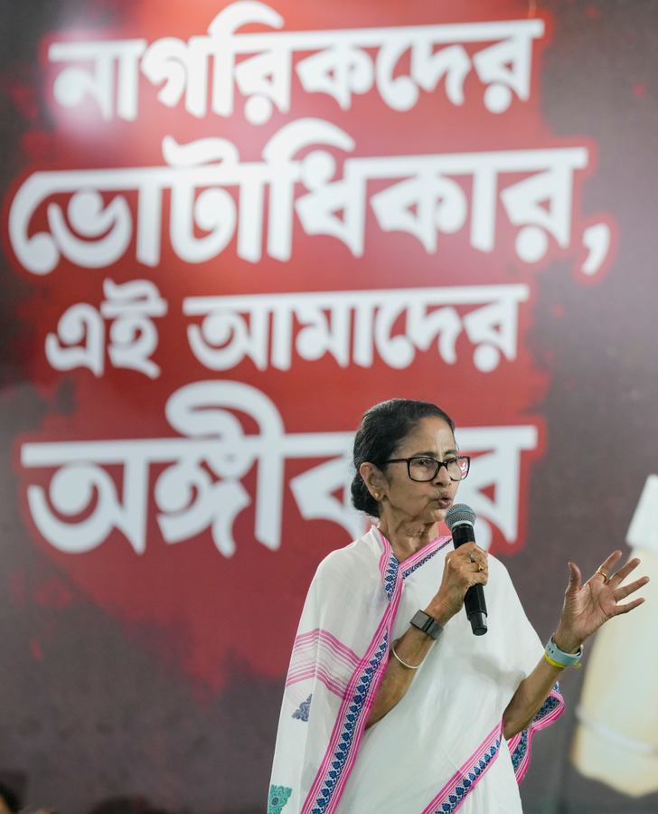 Banerjee Presents Photo as Evidence in Dispute Over President Murmu’s Visit