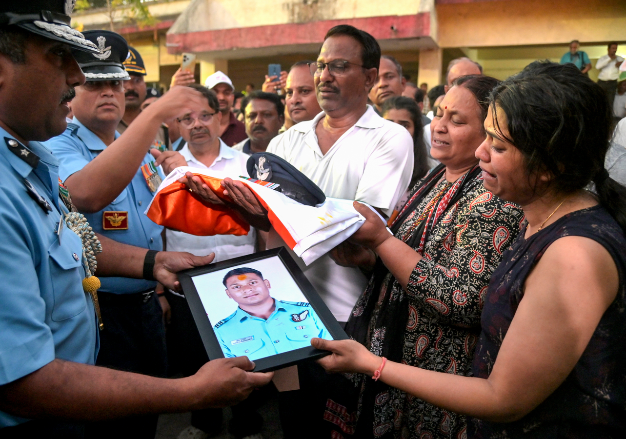 Union Minister Gadkari Condoles Death of Sukhoi Pilot Duragkar.webp
